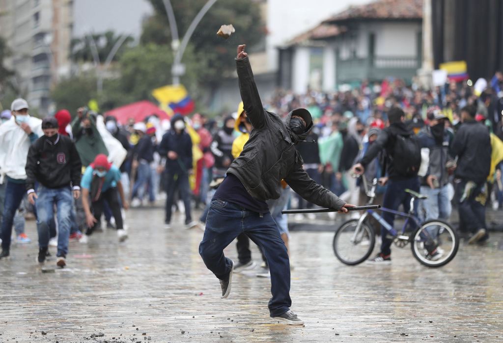 Colombianos exigen fin del abuso policial