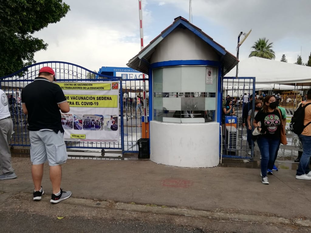 Lluvia no para jornada de vacunación antiCOVID en Gómez Palacio