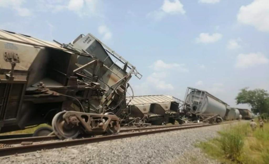 Tren carguero sufre falla y se descarrila en Veracruz