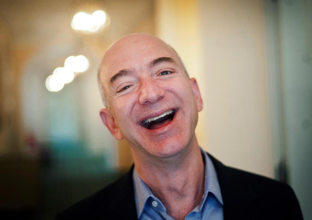 Vende Bezos 2,400 mdd de acciones