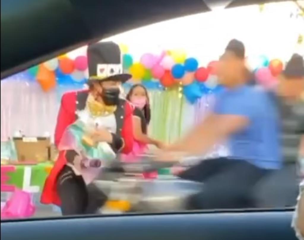 Maestra es arrollada por motociclista durante festejo del Día del Niño 'drive-thru'