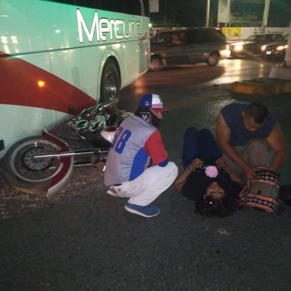 Choca moto con autobús en Gómez Palacio; hay dos lesionados