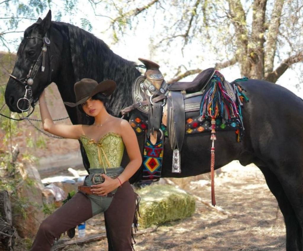 Ángela Aguilar cantaría el Himno Nacional en pelea de 'Canelo'