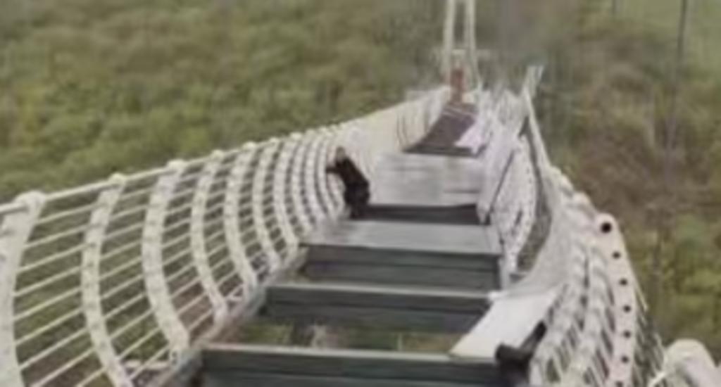 Puente se fractura y hombre queda colgando a 100 metros de altura