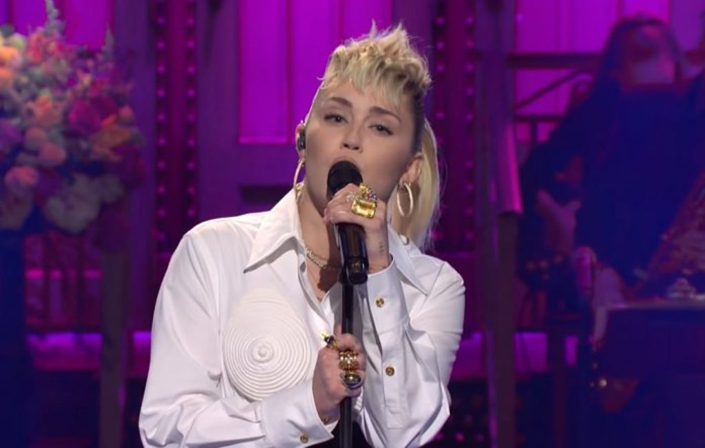 Miley homenajea a Dolly Parton