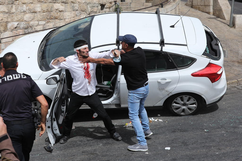 Continúa violencia en Jerusalén en la jornada de más tensión en años