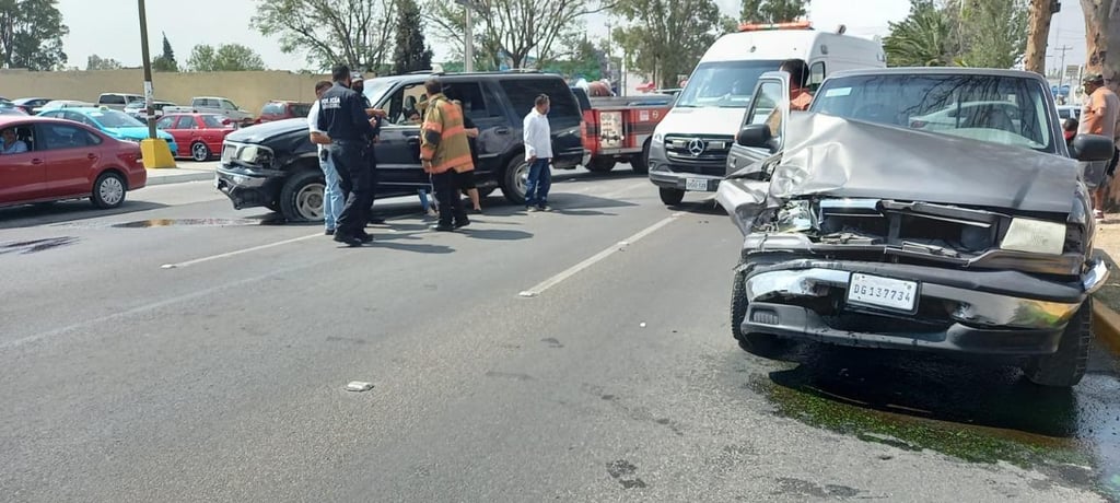 Dos lesionadas tras aparatoso choque en bulevar Domingo Arrieta