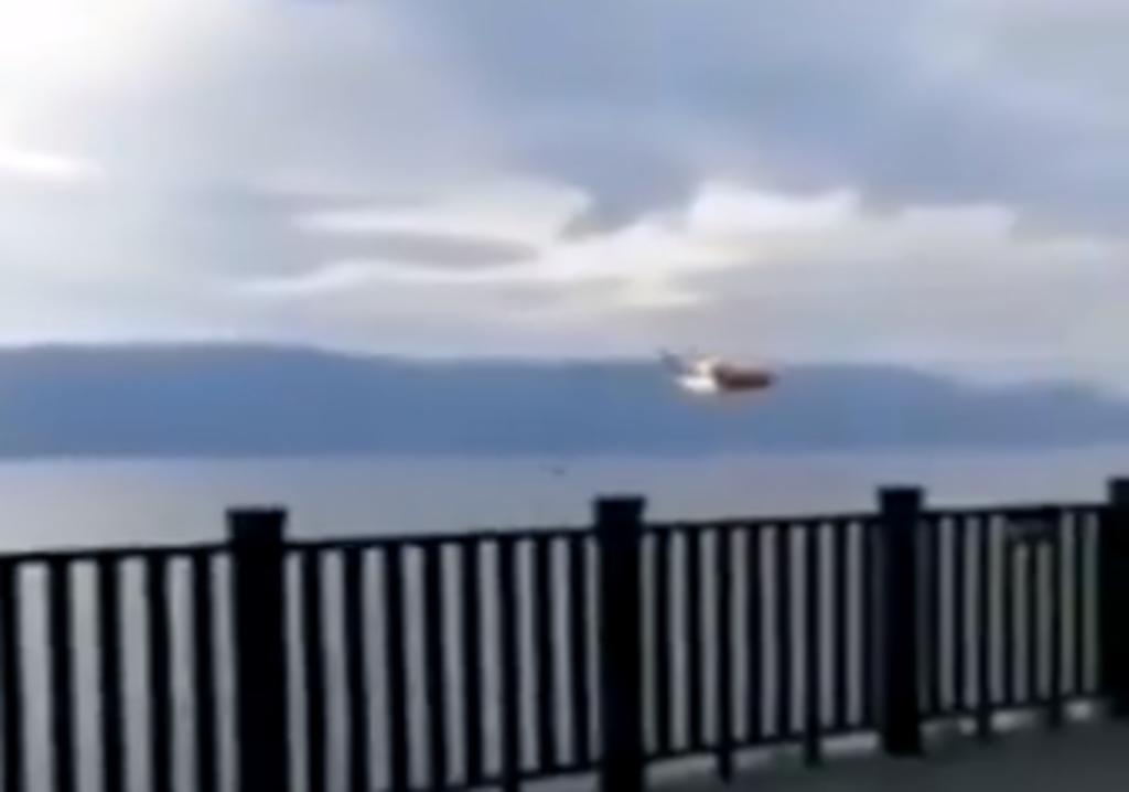 Graban el momento en el que helicóptero se estrella en un lago en China