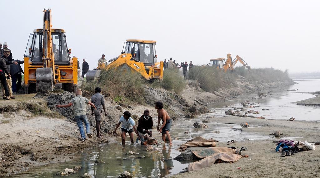 Hallan decenas de cadáveres flotando en río de la India