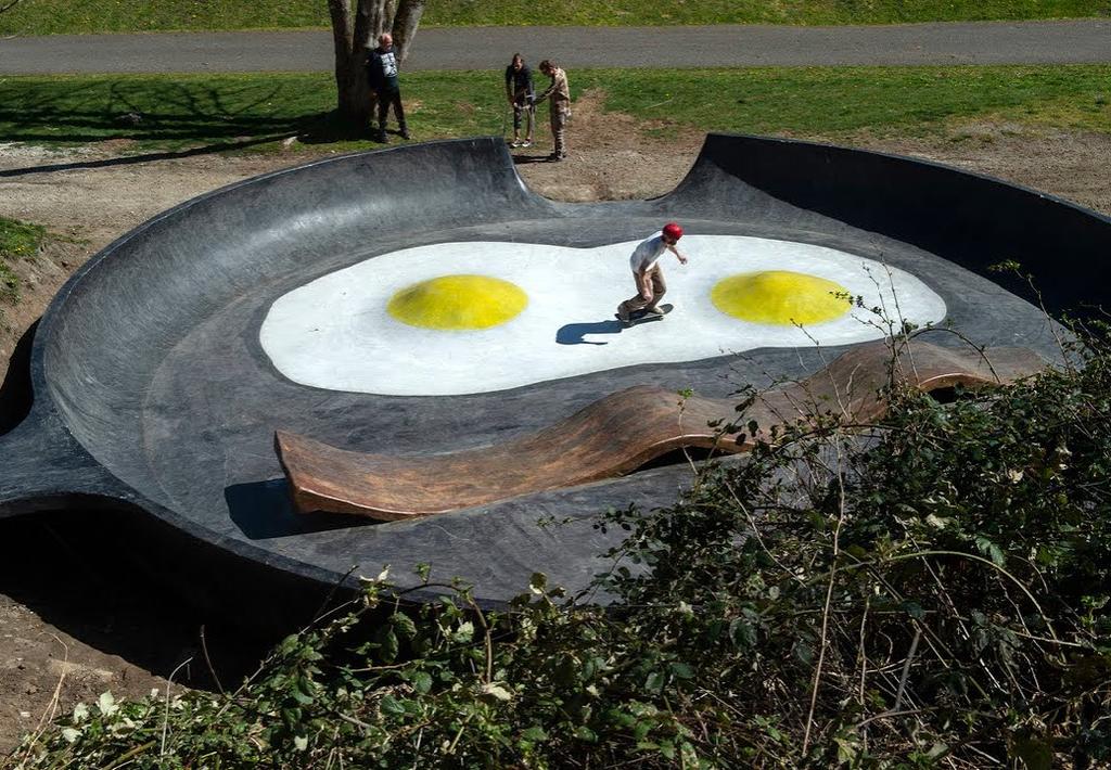 Artista crea un parque para patinetas en forma de ‘sartén con huevos y tocino’