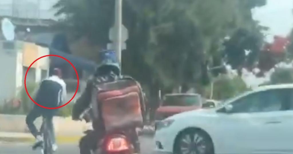 Ciclista roba celular pero es atropellado y golpeado al tratar de huir en Jalisco