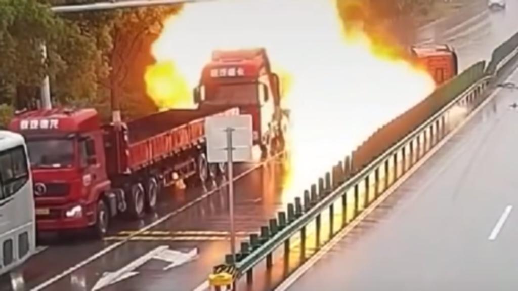 Camión cisterna vuelca y explota tras querer evitar una colisión en China