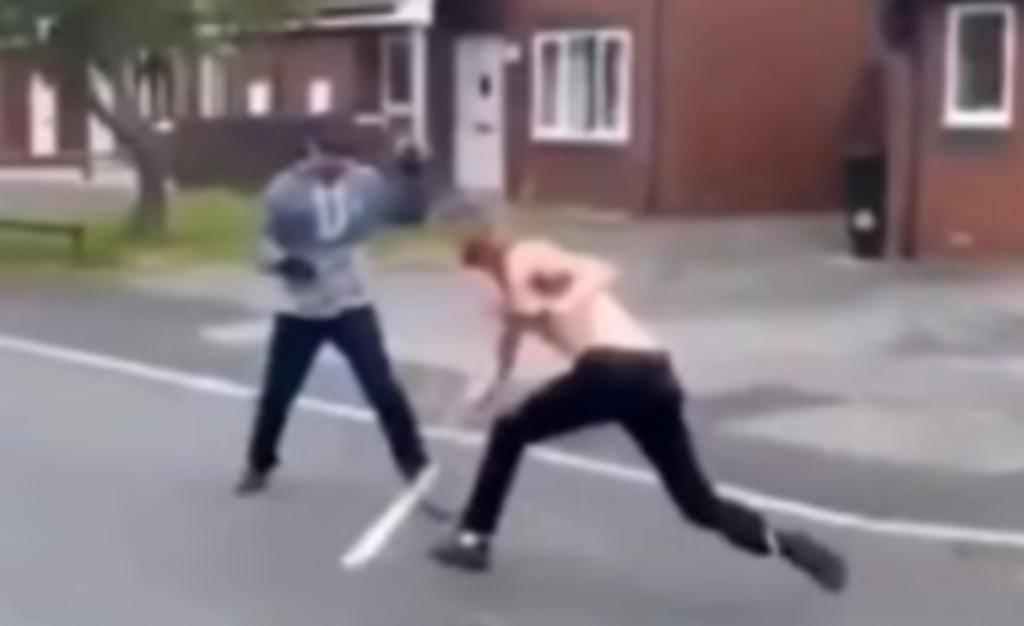 Hombres son grabados peleando a machetazos en plena calle