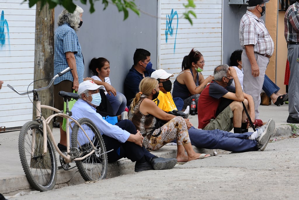 Adultos acuden por su segunda dosis en Gómez Palacio