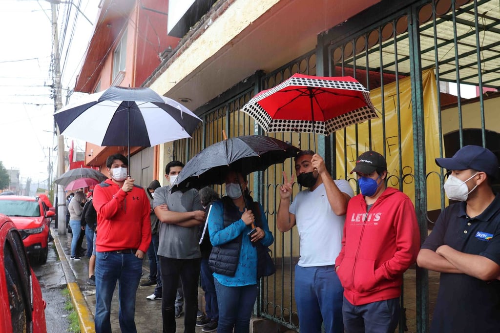 Bajo la lluvia, aficionados buscan entradas al partido Toluca Vs Cruz Azul