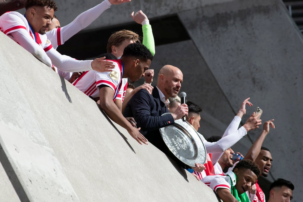Ajax comparte pedazos del trofeo Eredivisie con sus aficionados
