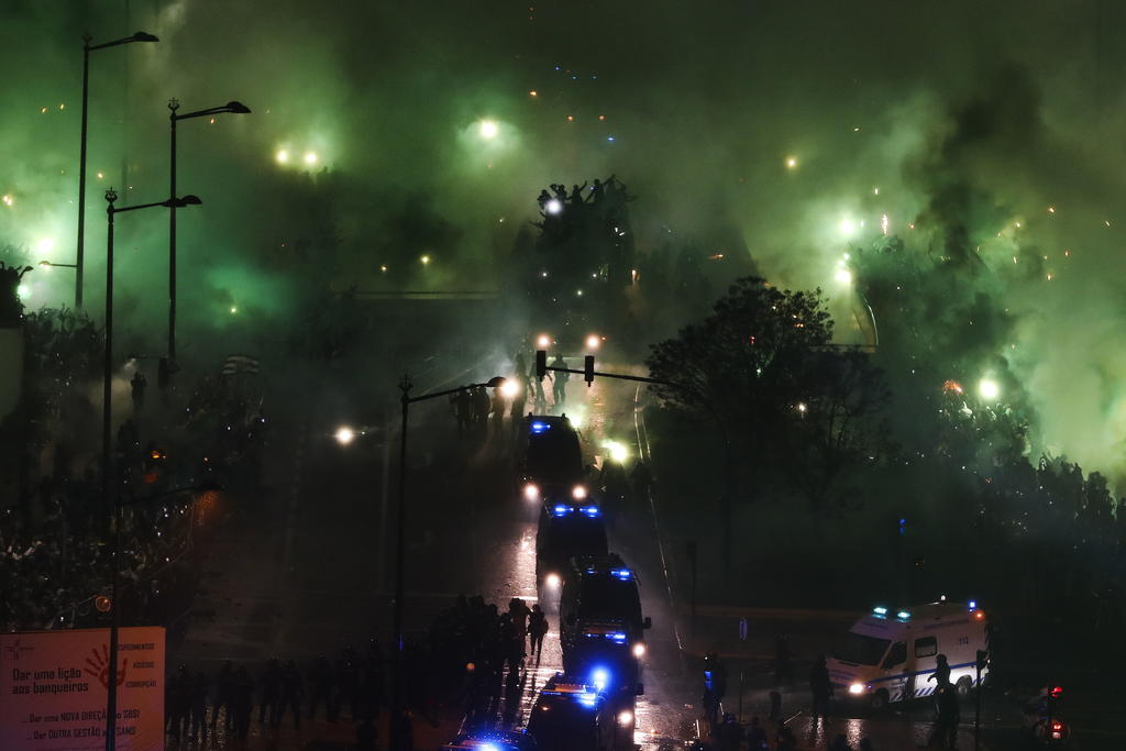 Festejo de aficionados del Sporting de Portugal termina en enfrentamiento con la policía