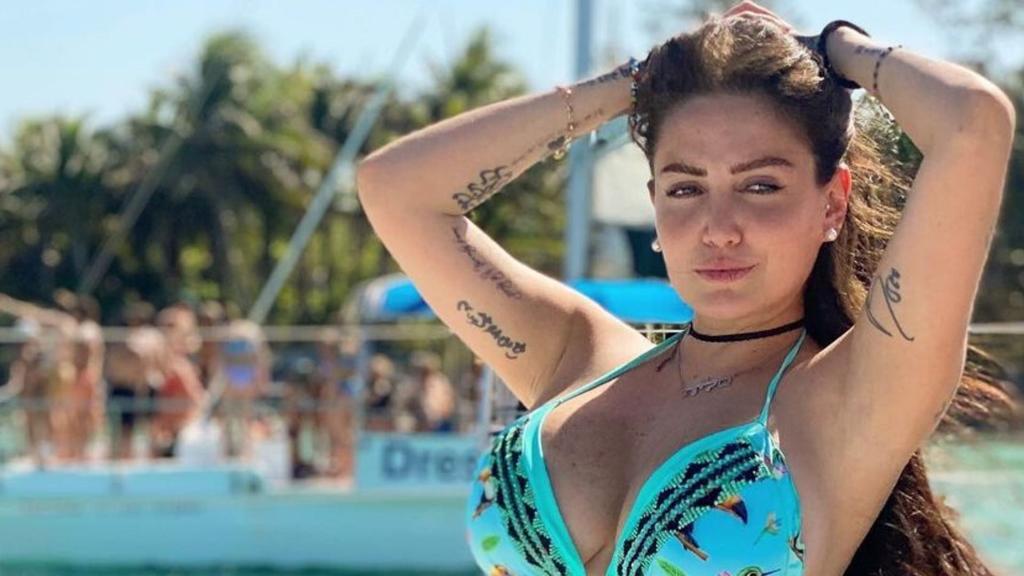 Celia Lora posa en bikini azul desde la Riviera Maya 