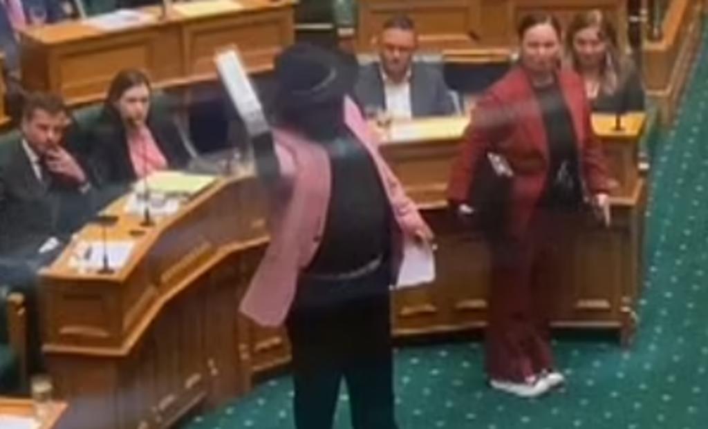 Expulsan del Parlamento a diputado maorí por realizar un 'haka' como protesta