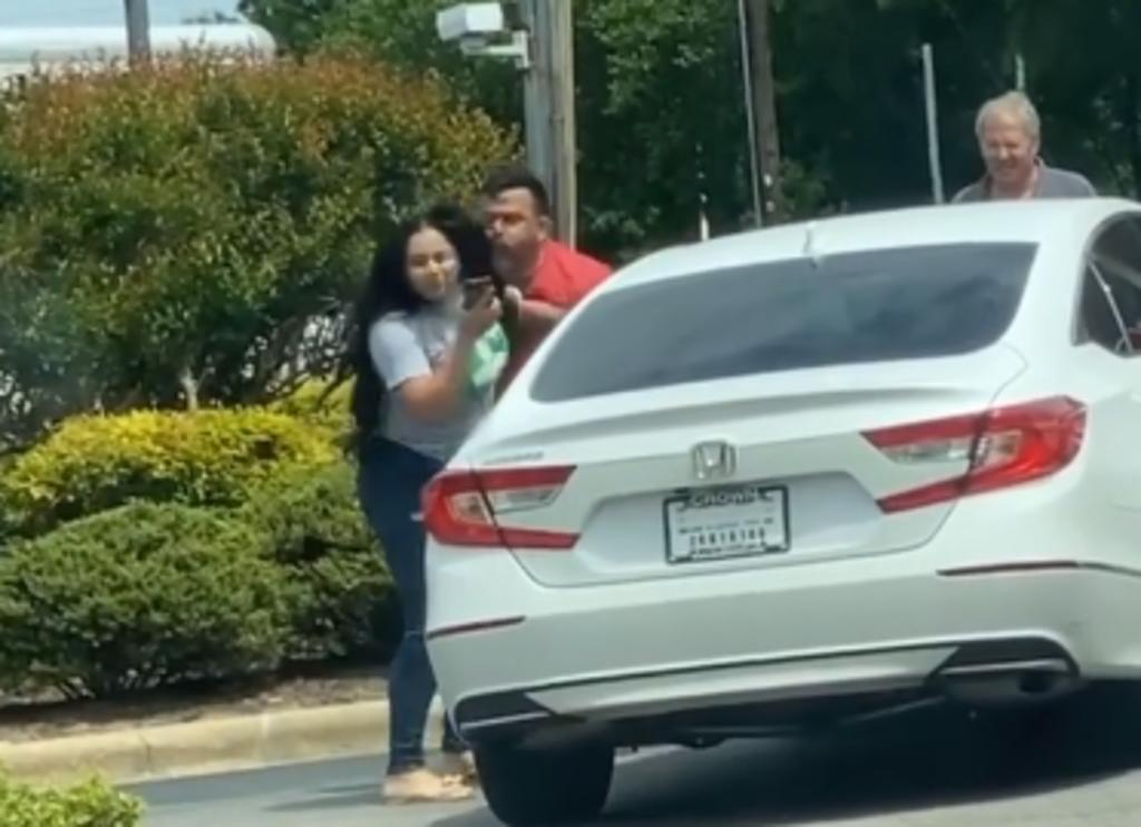 Dos personas pelean a 'escupitajos' mientras hacen fila para comprar gasolina