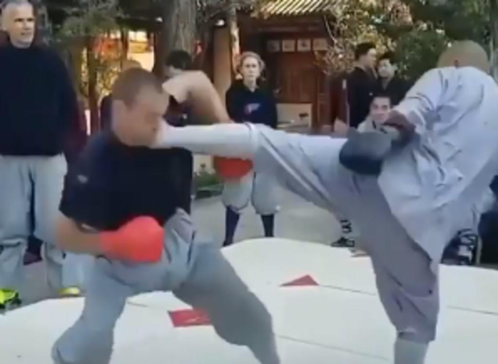 Monje shaolin derriba a luchador de MMA de una patada y se vuelve viral