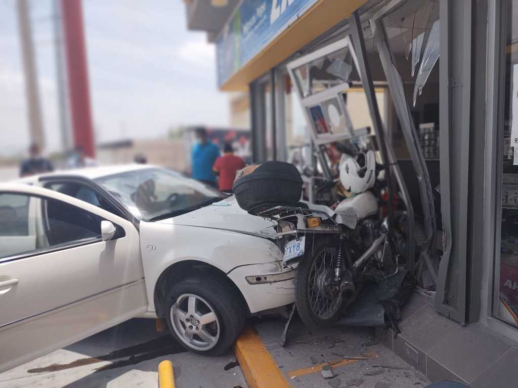 Conductor impacta vehículo contra moto y tienda en Gómez Palacio