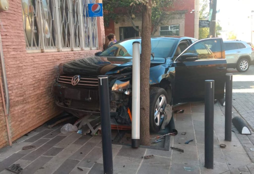 Automóvil contra taxi en la de Hidalgo; solo daños materiales