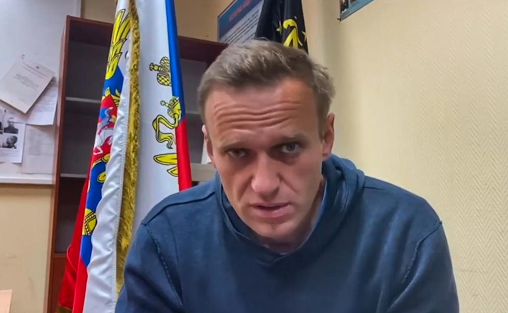 Demanda Navalni a prisión en la que se recupera de huelga de hambre
