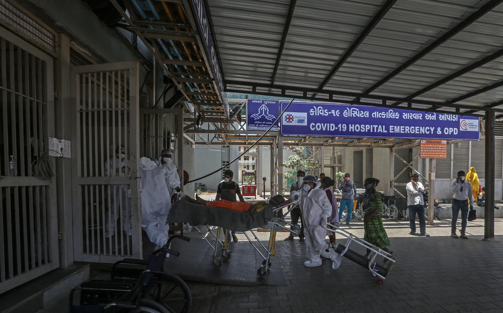 India, sumida en batalla política por vacunas en pleno 'apocalipsis'