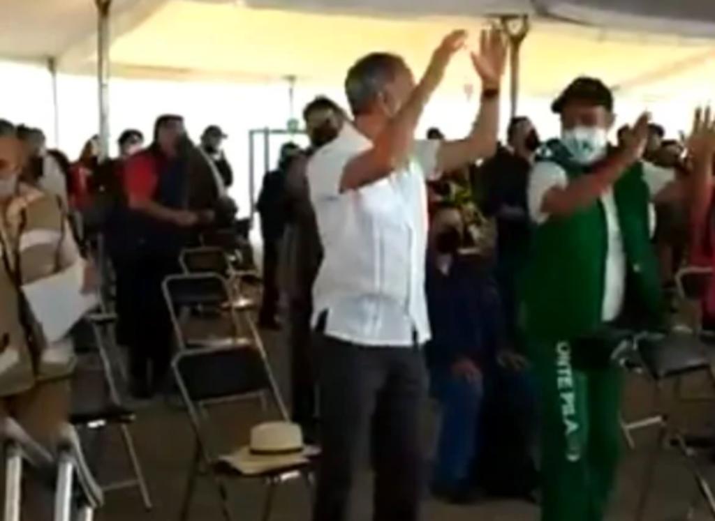 Captan a López-Gatell bailando antes de recibir vacuna antiCOVID