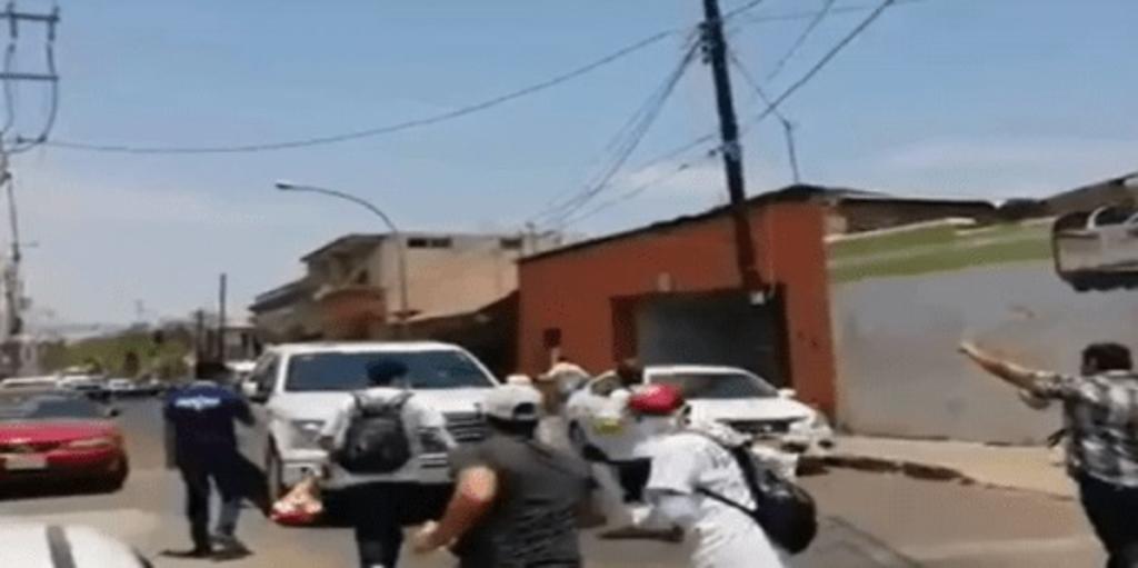 Viudas de policías corretean a candidato de Morena-PAS en Culiacán