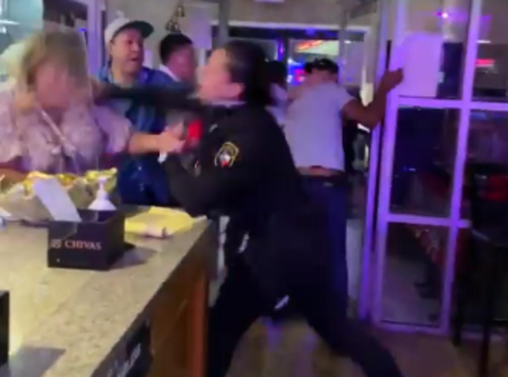 Guardia de seguridad se vuelve viral al golpear a dos personas en un restaurante