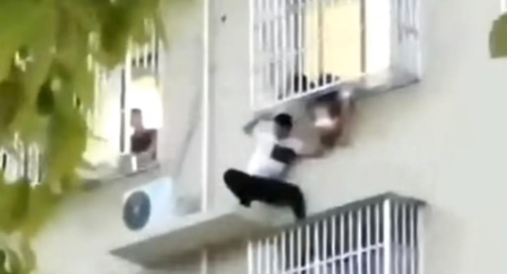 Hombre sujeta a niña para evitar caiga desde un sexto piso