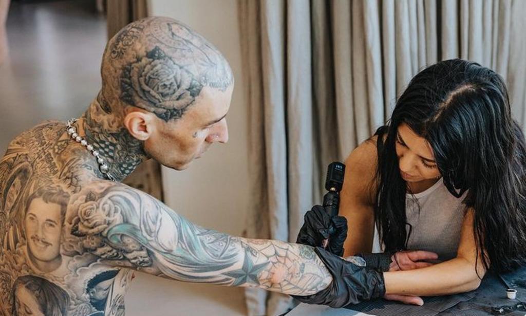 Kourtney Kardashian  tatúa ‘te amo’ en el brazo de Travis Barker