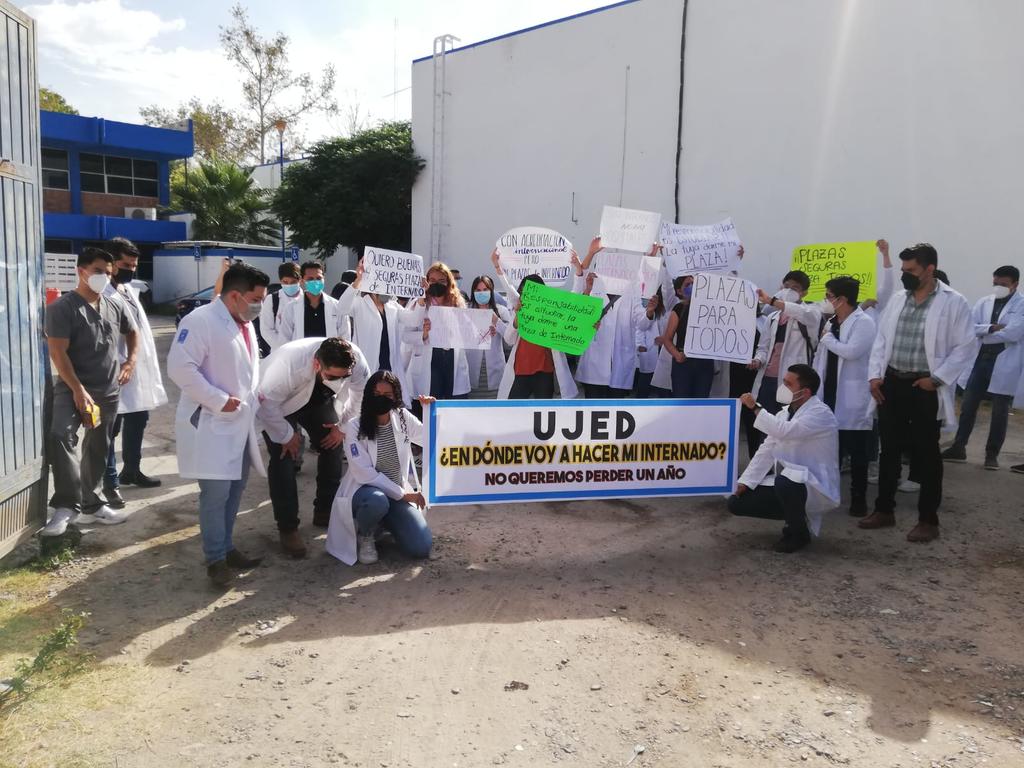 Estudiantes de medicina de la UJED exigen asignación de plazas para internado
