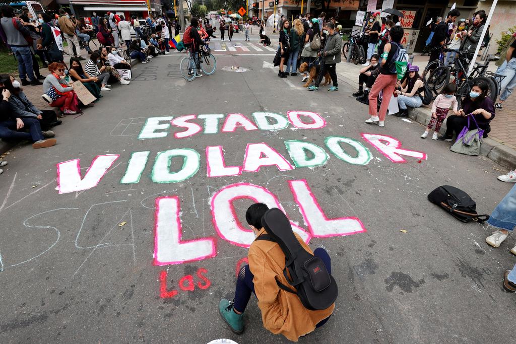 Señalan manifestantes a la Policía por violencia sexual en Colombia
