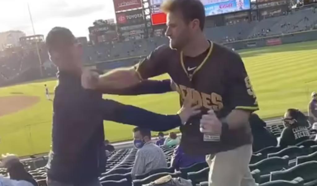 Hombre noquea de un golpe a fanático del equipo contrario durante partido de beisbol