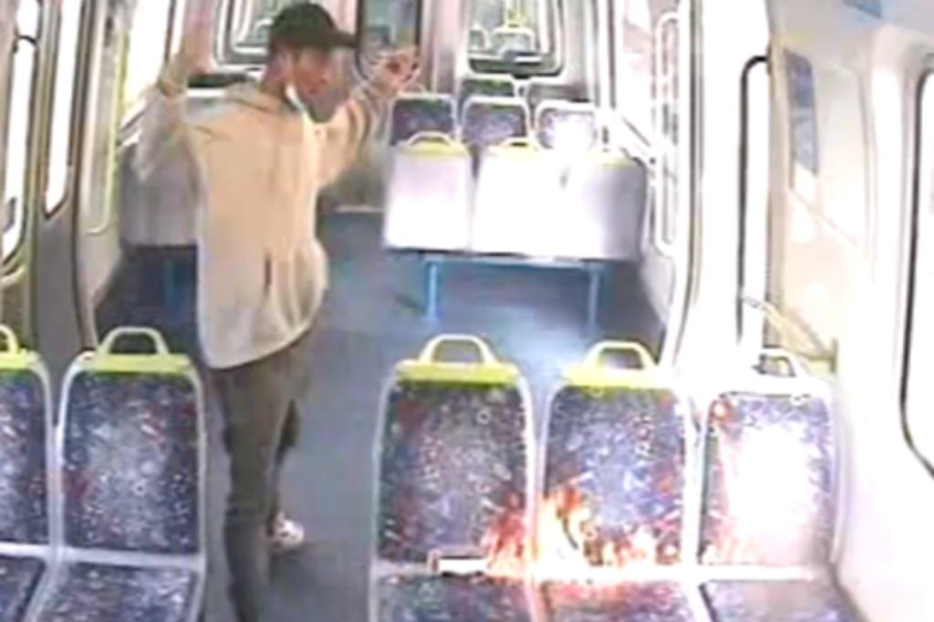 Hombre prende fuego a asientes de un tren y luego huye con tranquilidad