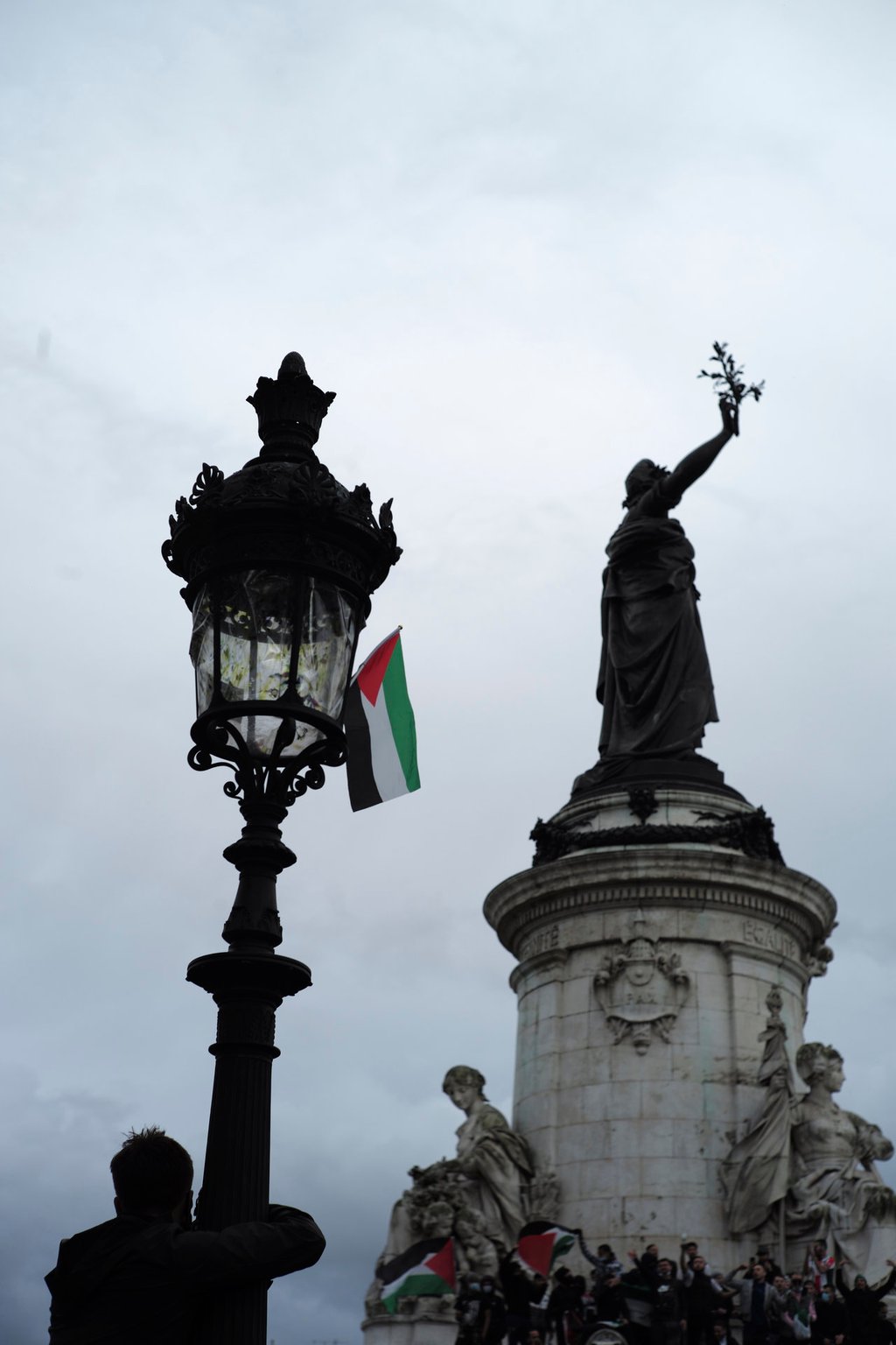 Protesta prohibida y con altercados defiende en París la causa palestina