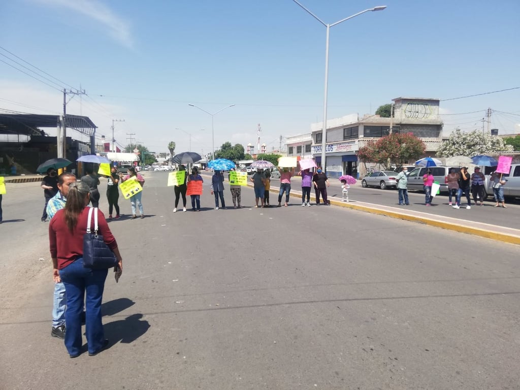 Bloquean vialidad en Gómez Palacio para exigir reubicación de recicladora