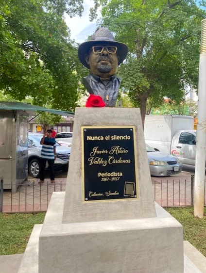 Develan busto de Javier Valdez Cárdenas en Sinaloa, a cuatro años de su asesinato