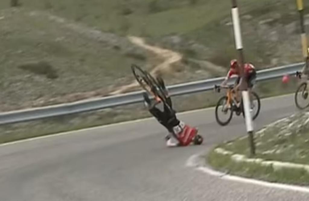 Ciclista sufre impactante caída de cabeza en el Giro d'Italia