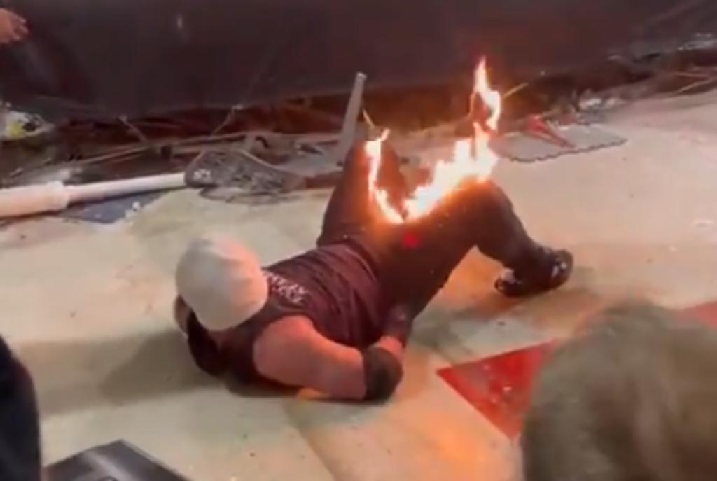 Luchador termina con la entrepierna en llamas durante una pelea y se vuelve viral