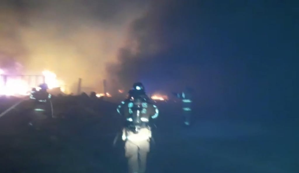 Incendio moviliza a bomberos en la Luz del Carmen