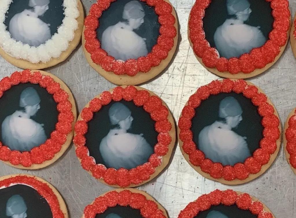Colocando su imagen en galletas, pastelería busca a ladrón