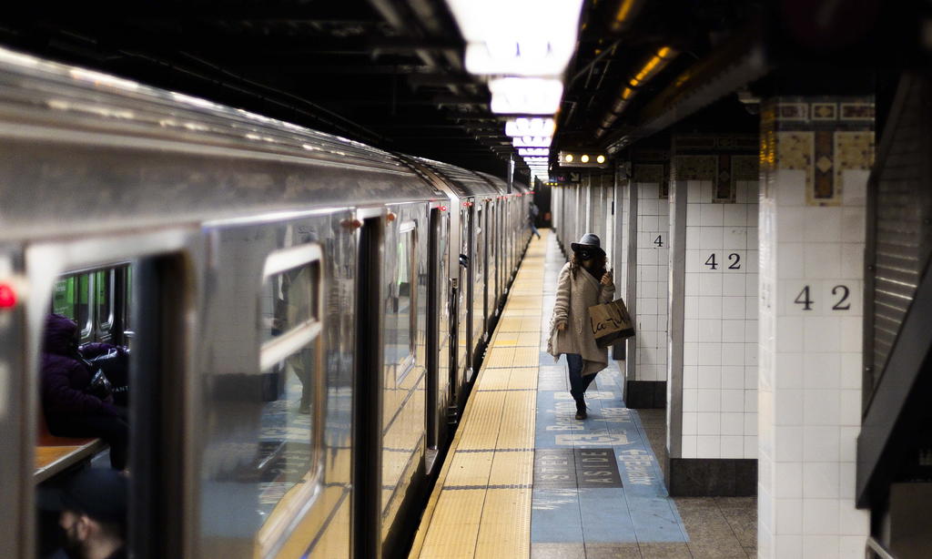 Metro de Nueva York retoma servicio de 24 horas tras un año de parón