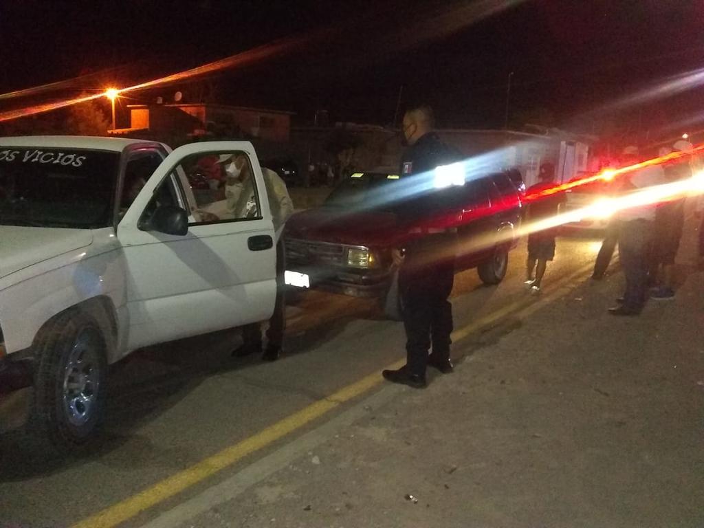 Tras persecución mujer detiene a conductor de camioneta que la chocó en Lerdo