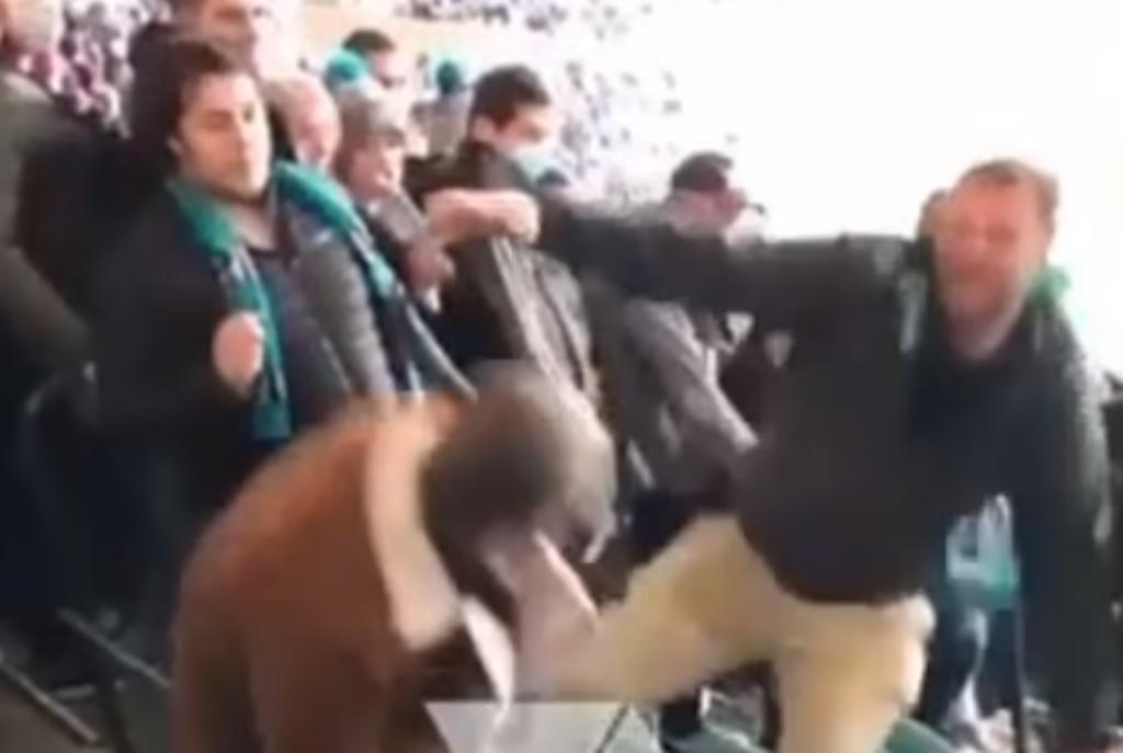 Aficionado del futbol australiano cae entre las butacas tras pelear con otro hombre