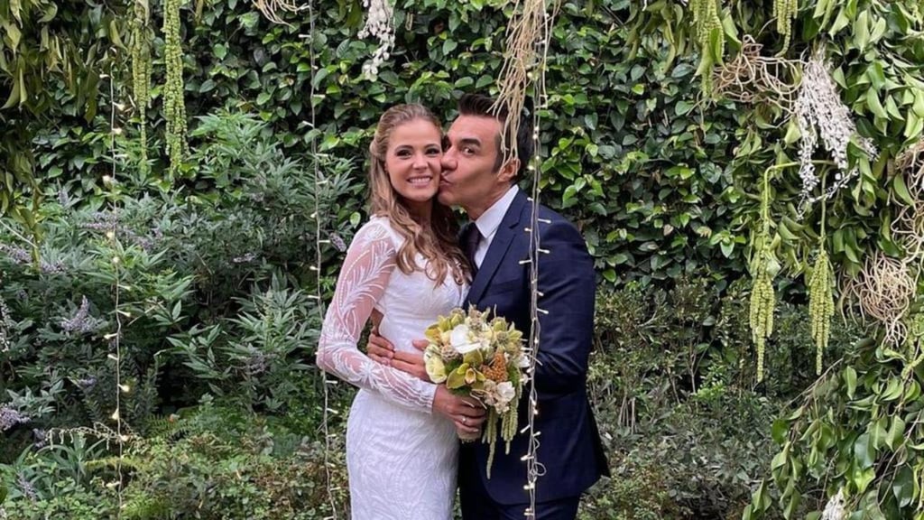 Adrián Uribe comparte foto de su boda