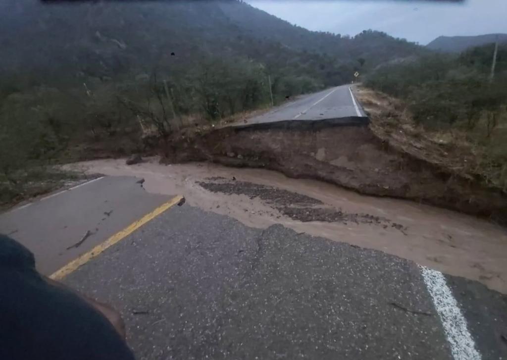 Deslave por lluvias deja cerrada carretera en Oaxaca